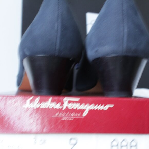Salvatore Ferragamo Vintage Womens Narrow Fit 3cm Heel Lillaz 9 AA Navy Suede - Picture 7 of 9